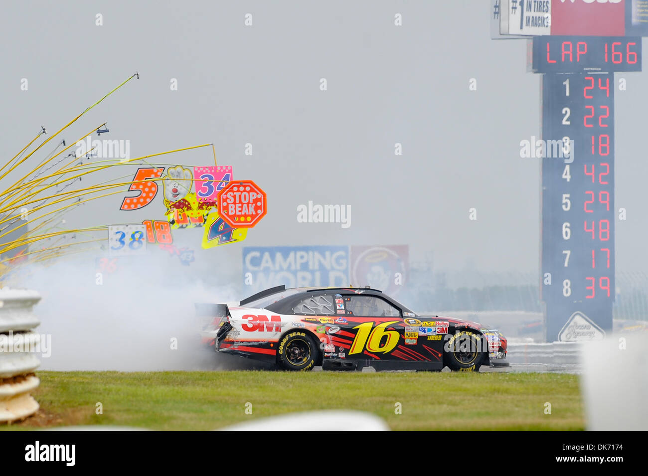 12. Juni 2011 - Long Pond, Pennsylvania, Vereinigte Staaten von Amerika - dreht Greg Biffle Roush Fenway Racing Ford #16 fahren an der Einfahrt zur Boxengasse während Schoß 166 der 5-stündigen Energie 500 auf dem Pocono Raceway. (Kredit-Bild: © Brian befreit/Southcreek Global/ZUMAPRESS.com) Stockfoto