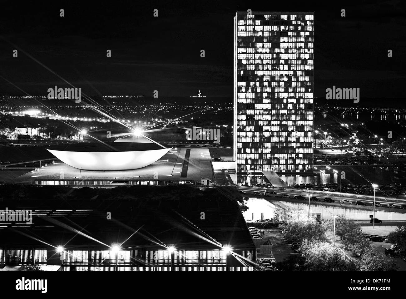 Brasilien, Brasilia: Nächtliche Seitenansicht des Nationalkongresses von Oscar Niemeyer Stockfoto