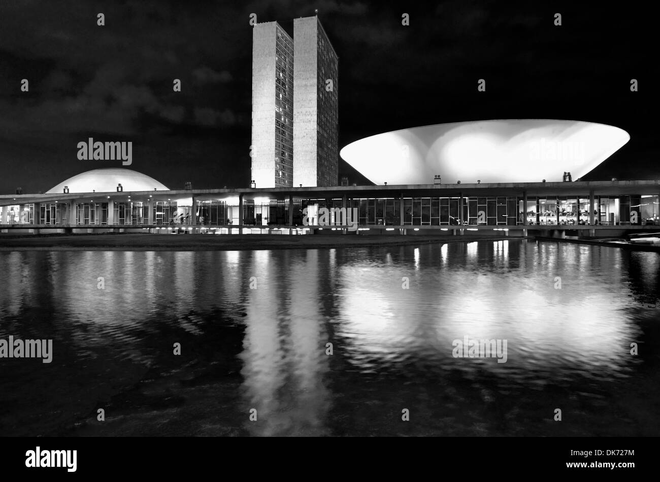Brasilien, Brasilia: Nächtliche Blick des Nationalkongresses von Oscar Niemeyer Stockfoto
