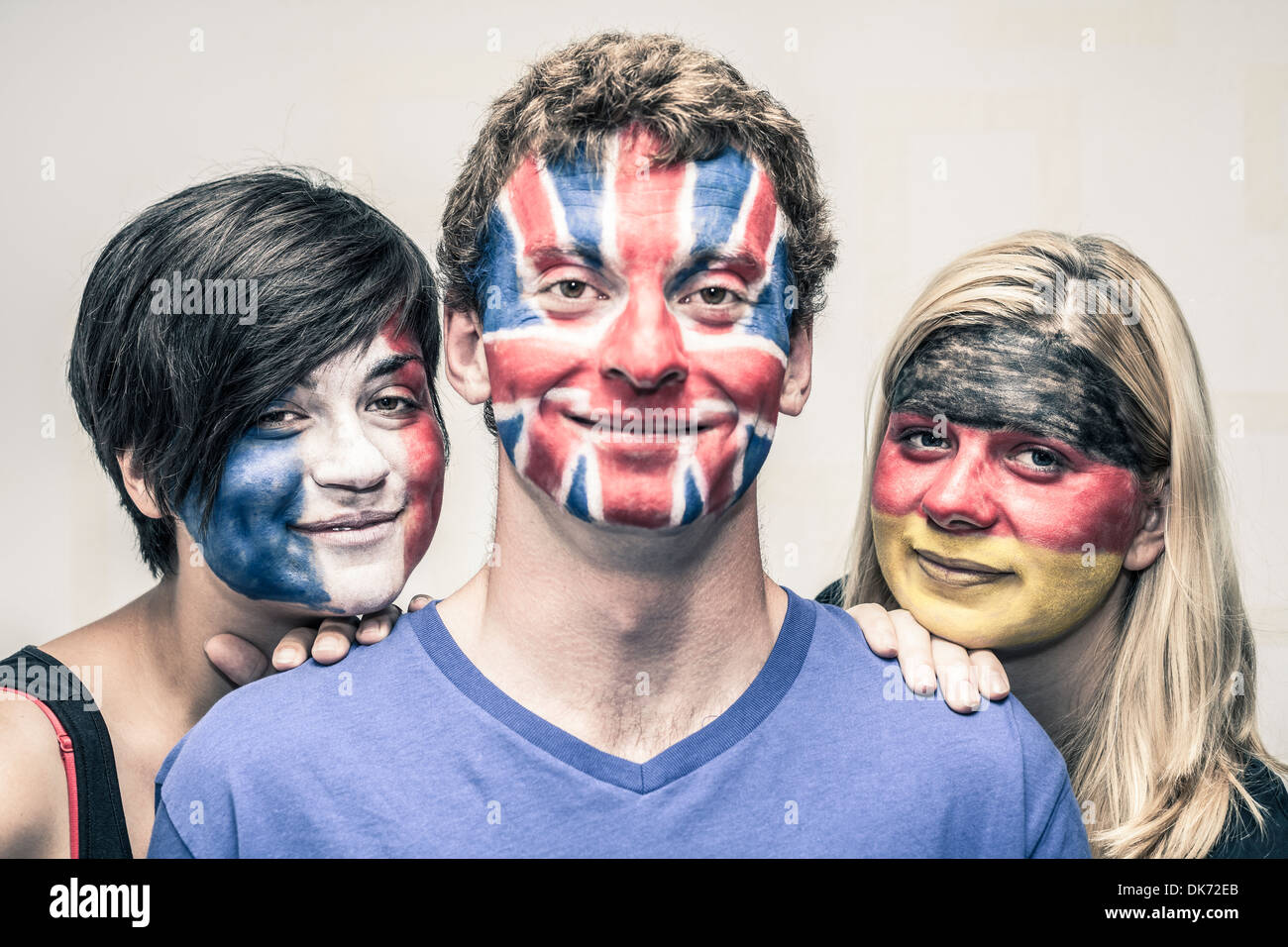 Porträt der jungen lächelnde Menschen mit bemalten europäischen Flaggen auf ihren Gesichtern. Stockfoto