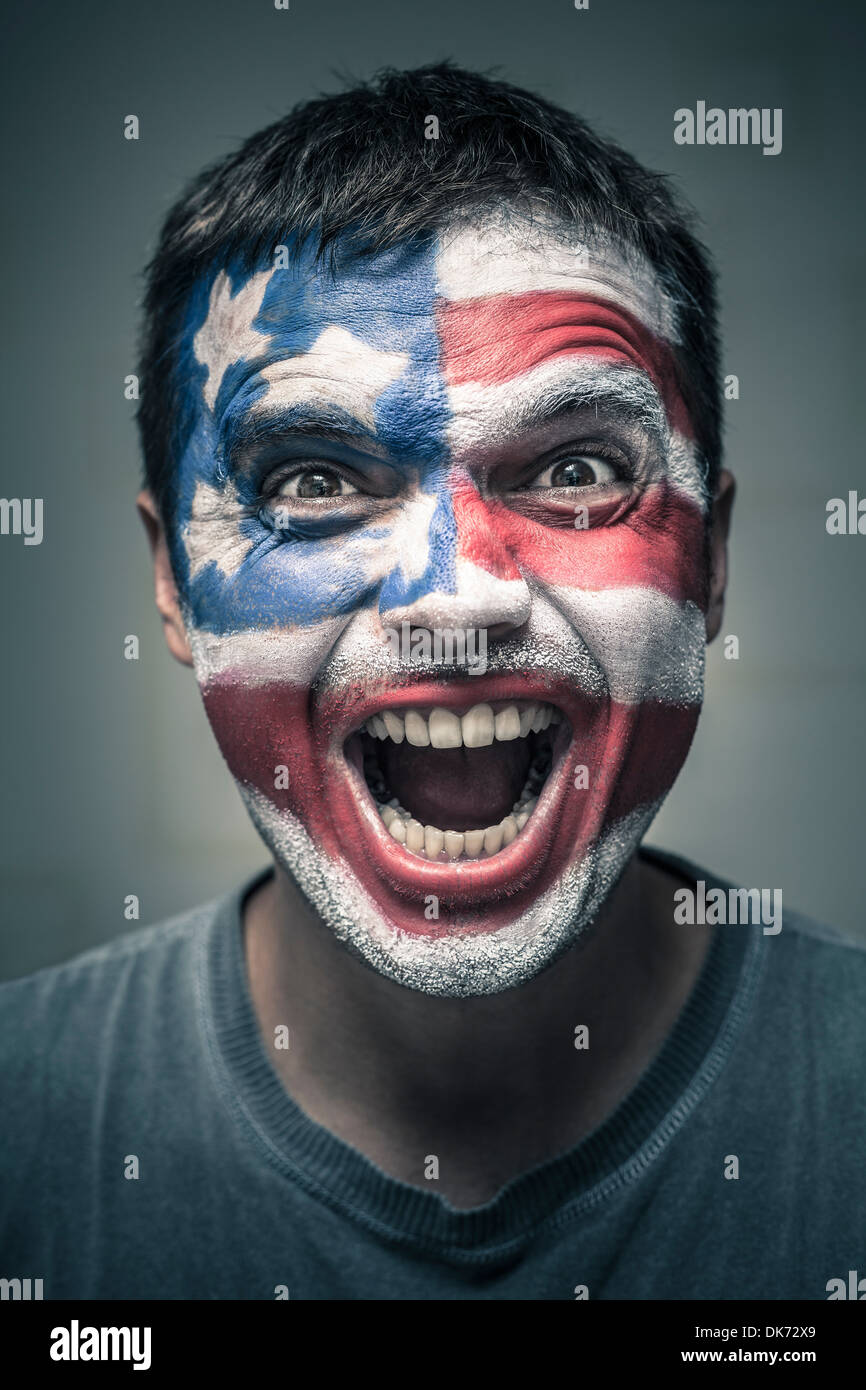 Porträt von verlassen Mann mit US-Flagge auf Gesicht gemalt. Stockfoto