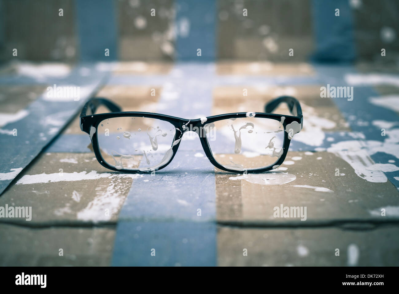 Kreative Vision konzeptionelle Foto, gebeizt Brillen auf Farbe Hintergrund. Stockfoto