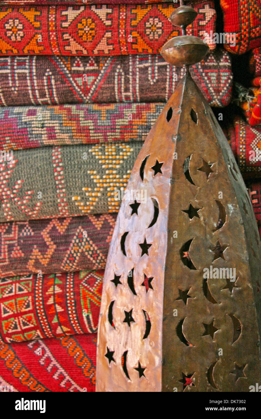 Traditionellen handgemachten Laterne & Teppiche, Marokko. Alle in den Farben rot, Orangen & braun. Stockfoto