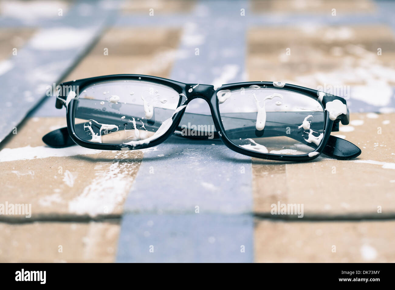 Kreative Vision konzeptionelle Foto, gebeizt Brillen auf Farbe Hintergrund. Stockfoto