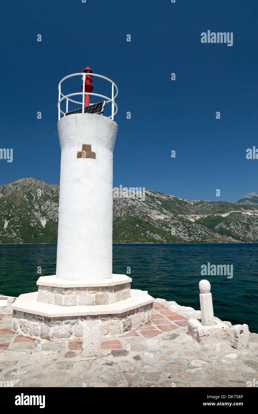 Weißen Leuchtturm auf die Insel der Jungfrau der Felsen. Bucht von Kotor, Montenegro Stockfoto