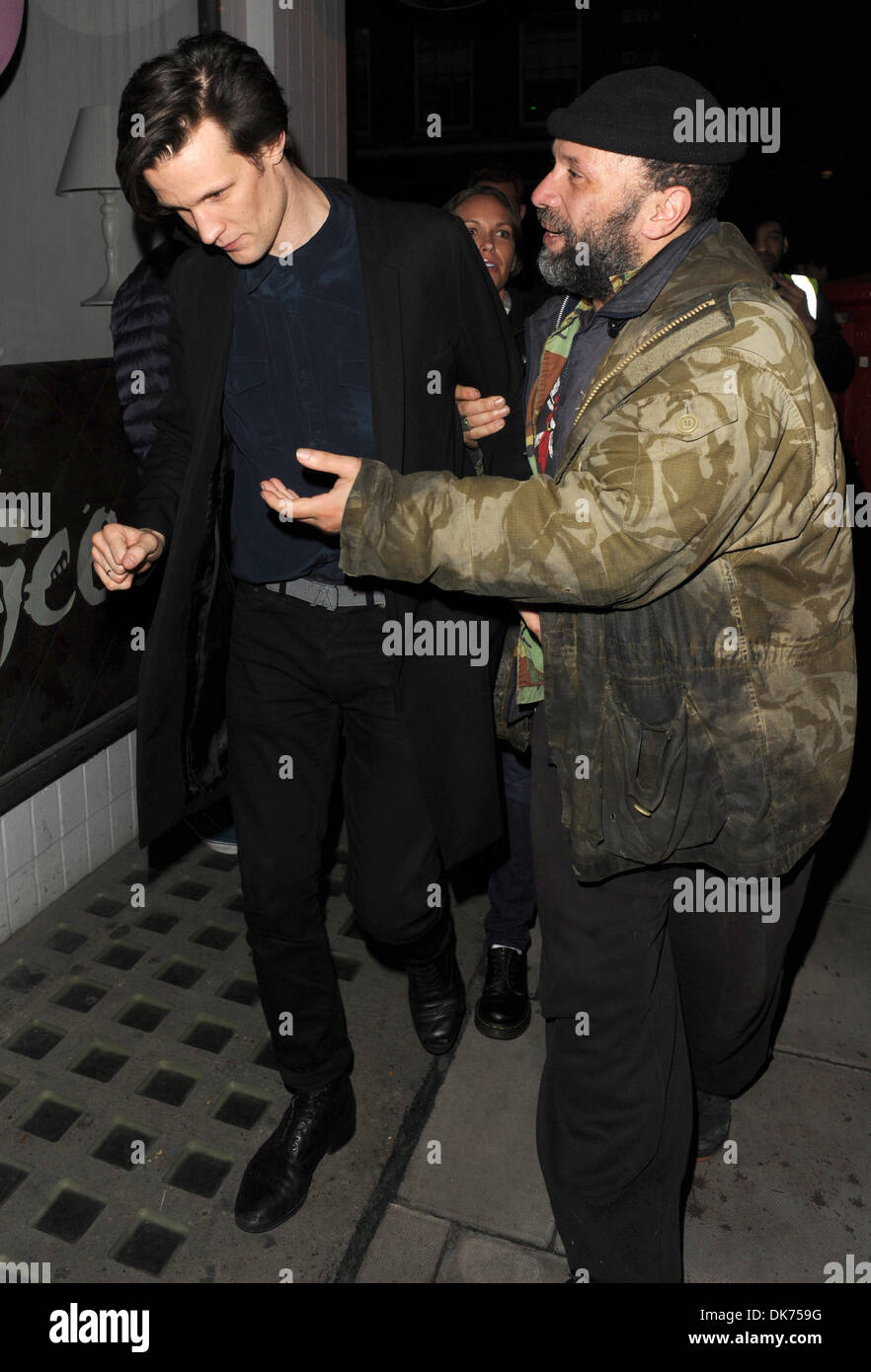 Matt Smith wird von einem eifrigen Obdachlosen Mann ihn um Geld zu bitten, als er Groucho Club London England - 27.09.12 geht angefahren Stockfoto