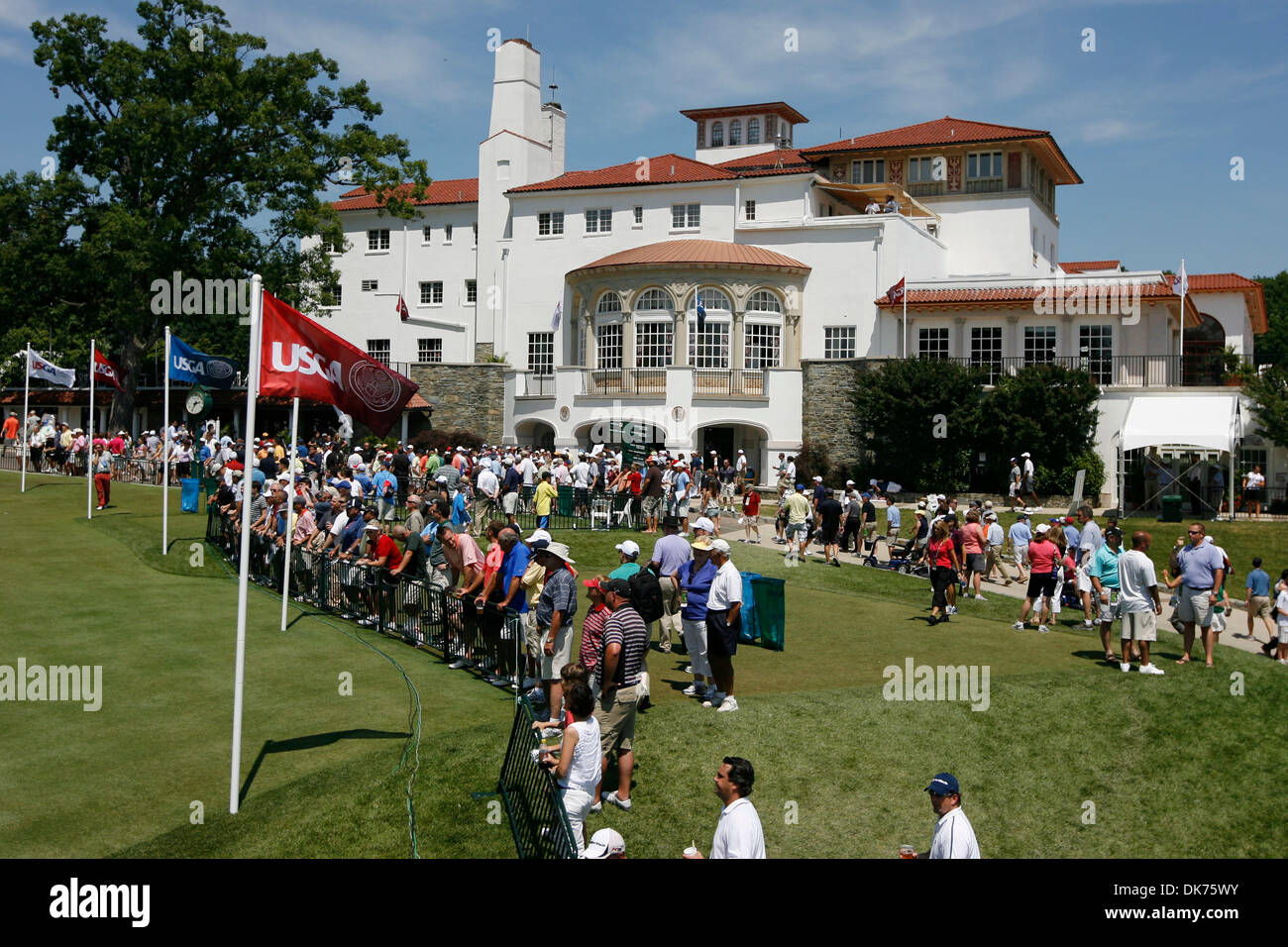 15. Juni 2011 - Bethesda, Maryland, USA - Fans line-up rund um die Praxis vor Congressional Country Club während einer Proberunde Grün einen Tag vor Beginn der US Open (Credit-Bild: © James Berglie/ZUMAPRESS.com) Stockfoto