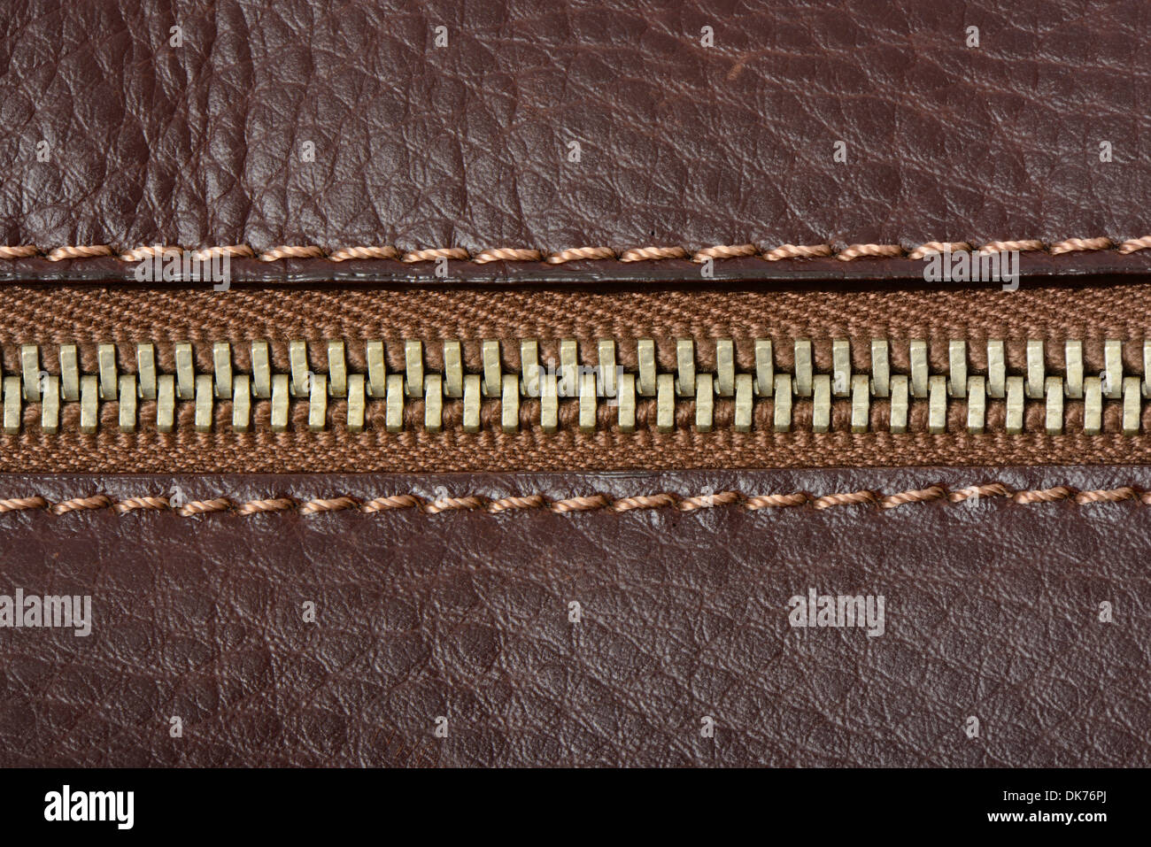 Braun Leder-Textur und Reißverschluss-Hintergrund Stockfoto