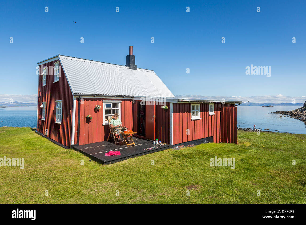 Frau genießen einen warmen Sommertag auf der Insel Flatey, Breidafjördur, Island Stockfoto