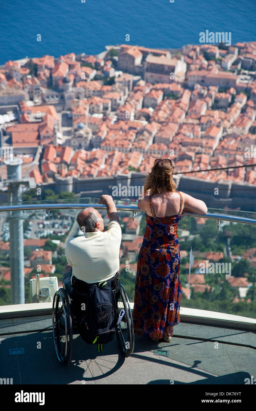Behinderte mit Rollstuhl zugänglich Stockfoto