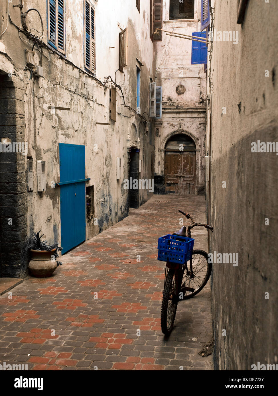 Fahrrad in Gasse, Medina in Essaouira, Marokko Stockfoto
