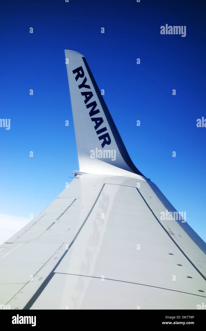 Ryanair, Ryanair Flugzeug mit Ryanair Namen am Flügel. Stockfoto