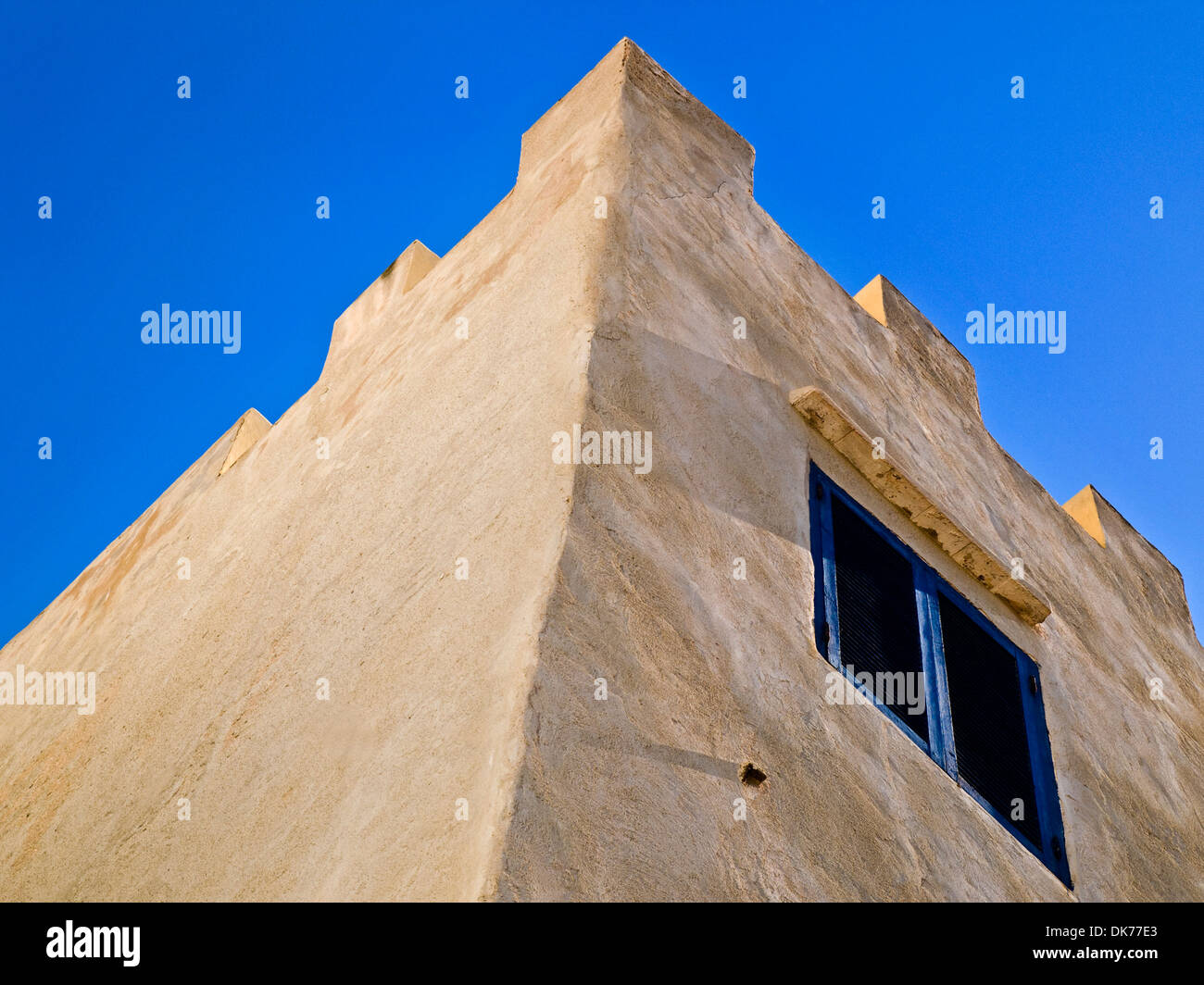 Ecke von einem zinnenbewehrten Gebäude in Essaouira an der Atlantikküste, Marokko Stockfoto