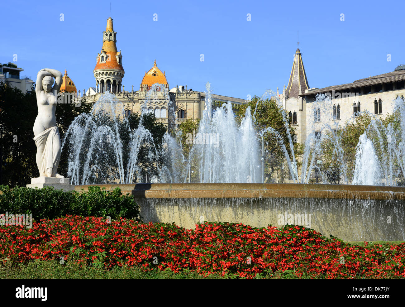Statue und Placa de Catalunya und Fällen Antoni Rocamora Gebäude, Katalonien, Barcelona, Spanien Stockfoto