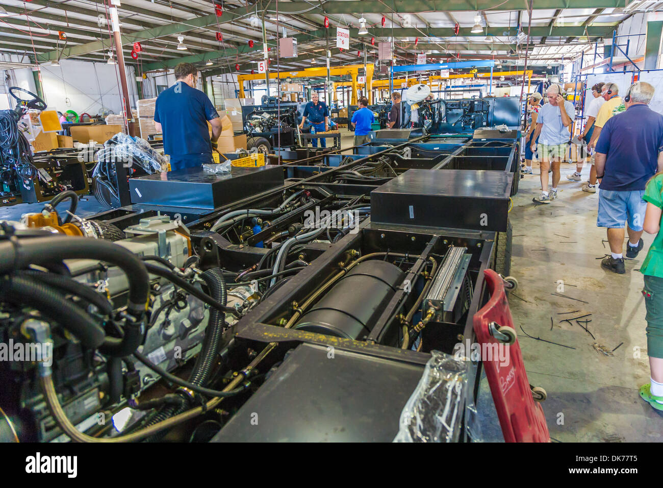 Besucher nehmen Werksführung durch Fahrwerk Shop in Tiffin Wohnmobile Fabrik in Red Bay, Alabama, USA Stockfoto