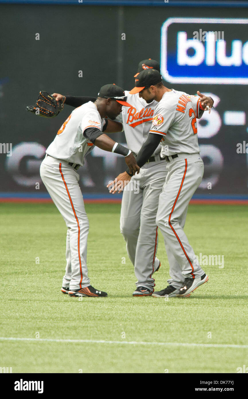 16. Juni 2011 - Toronto, Ontario, Kanada - das Baltimore Orioles Outfileders feiern ihren Sieg. Baltimore Orioles spielte die Toronto Blue Jays an das Rogers Centre in Toronto, Ontario. Baltimore Orioles besiegt die Toronto Blue Jays-4 - 3. (Kredit-Bild: © Keith Hamilton/Southcreek Global/ZUMAPRESS.com) Stockfoto