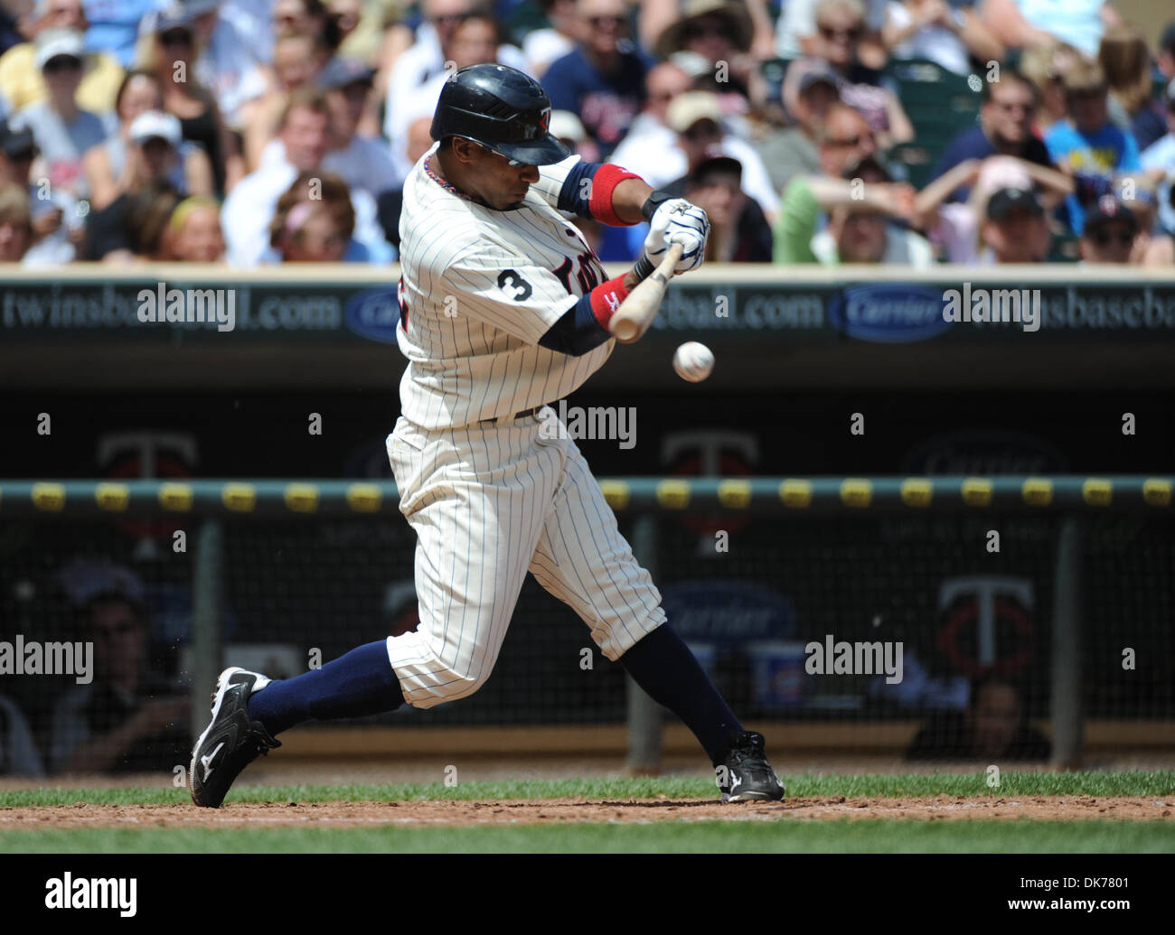 16. Juni 2011 - Minneapolis, Minnesota, Vereinigte Staaten von Amerika - 16. Juni 2011: Minnesota Twins zweite Fielder Alexi Casilla (12) at bat im 8. Inning des Spiels zwischen den Minnesota Twins und der Texas Rangers am Zielfeld in Minneapolis, Minnesota. (Kredit-Bild: © Marilyn Indahl/Southcreek Global/ZUMAPRESS.com) Stockfoto