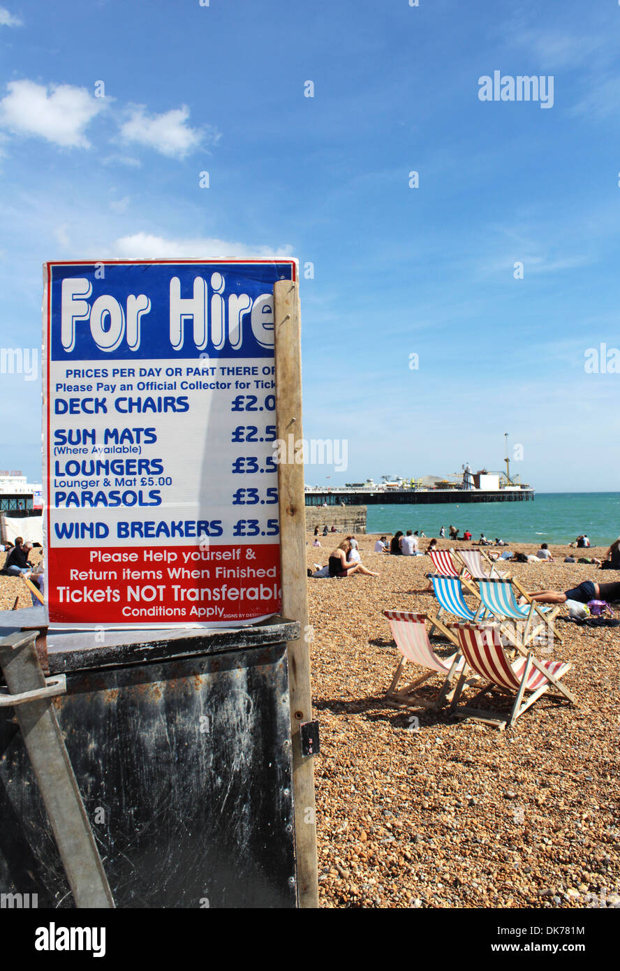 Brighton Strand mit Liegestuhl für Miete Zeichen und Preise, East Sussex, England, UK Stockfoto