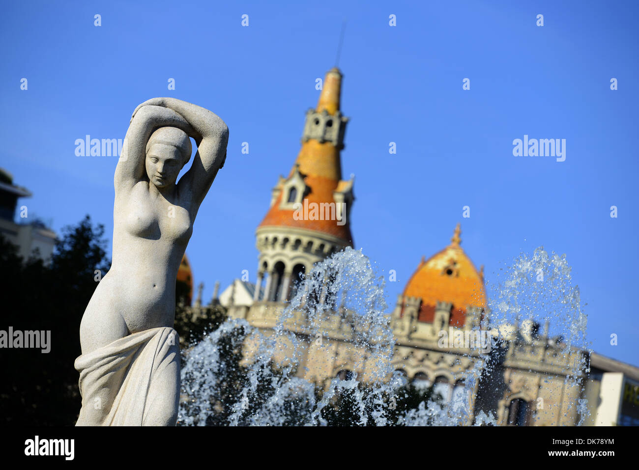 Statue und Placa de Catalunya und Fällen Antoni Rocamora Gebäude, Katalonien, Barcelona, Spanien Stockfoto