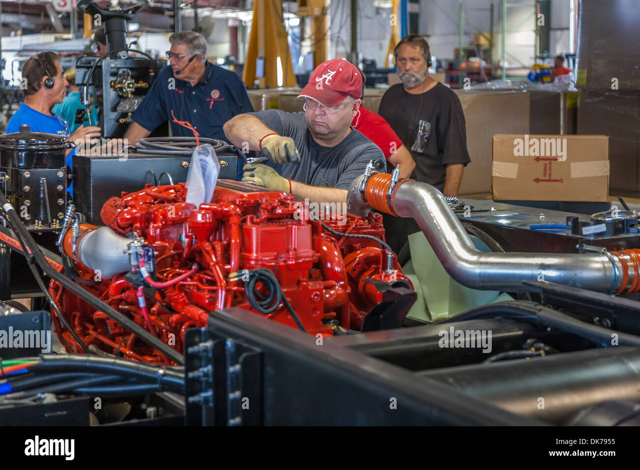 Mitarbeiter, der einen Cummins ISL-Dieselmotor auf Fahrgestelle im Werk Tiffin Motorhomes in Red Bay, Alabama, USA, installiert Stockfoto