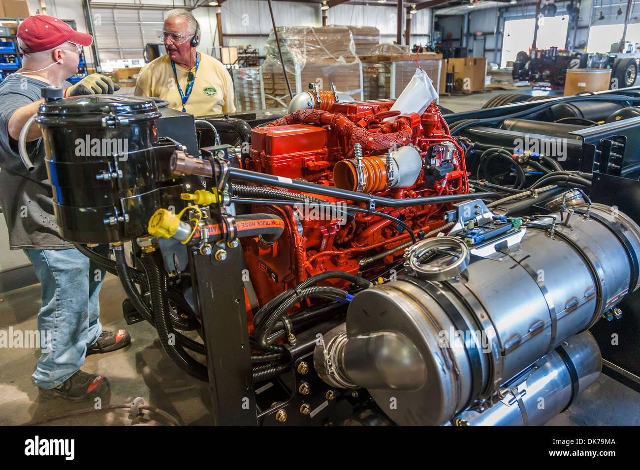 Besucher auf Werksbesichtigung im Gespräch mit Dieselmotor Installer in Tiffin Wohnmobile Fabrik in Red Bay, Alabama, USA Stockfoto