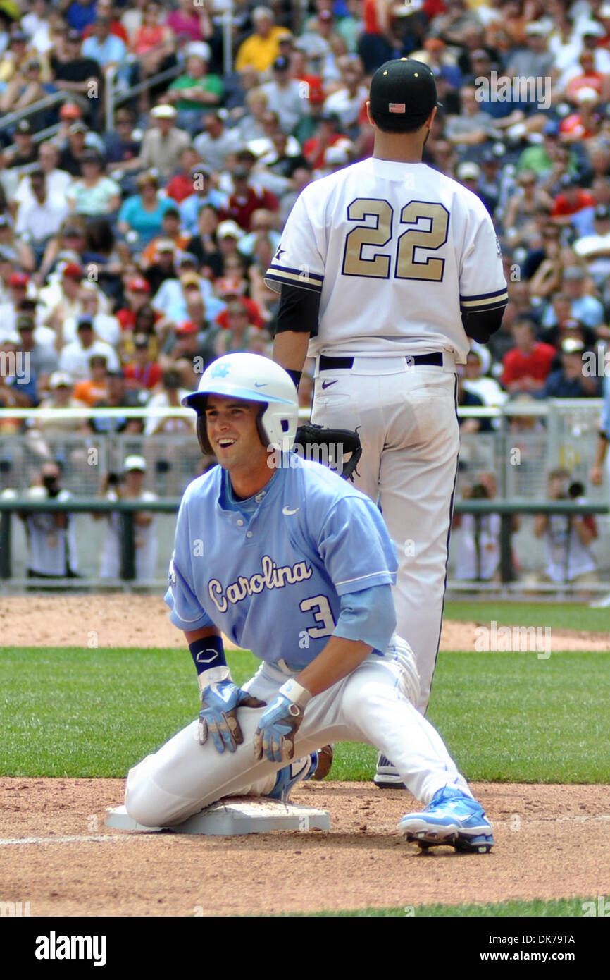 18. Juni 2011 - wird Omaha, Nebraska, USA - Ben Bunting (3) bei Dritten wie Jason Esposito (22) aussieht, um zur ersten Base zu werfen. Vanderbilt besiegte North Carolina 7-3 im ersten Spiel der College World Series im TD Ameritrade Park in Omaha, Nebraska. (Kredit-Bild: © Steven Branscombe/Southcreek Global/ZUMApress.com) Stockfoto