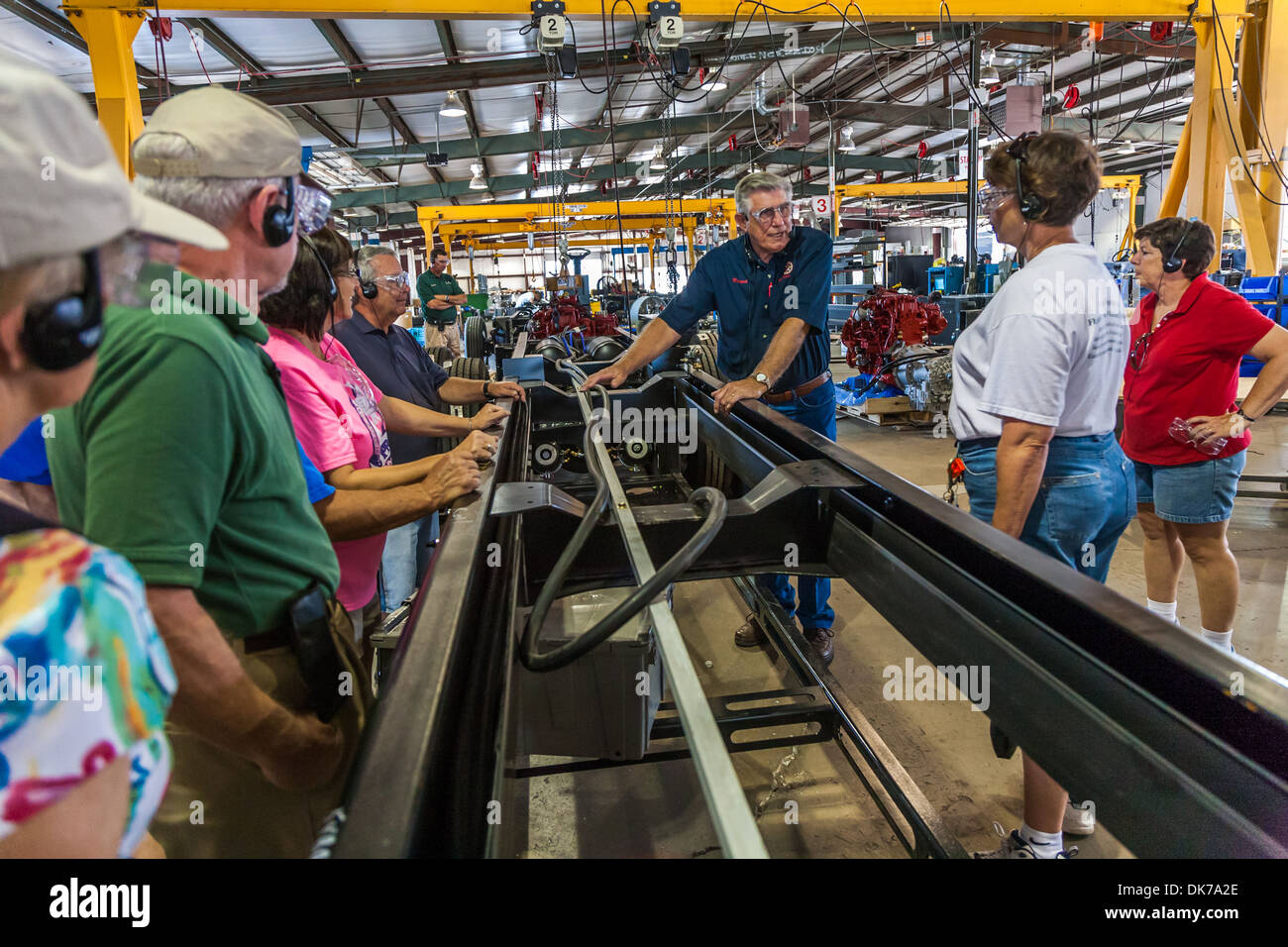 Factory Tour Führer spricht über Gebäude ein Wohnmobil-Fahrgestell werkseitig Tiffin Wohnmobile in Red Bay, Alabama, USA Stockfoto