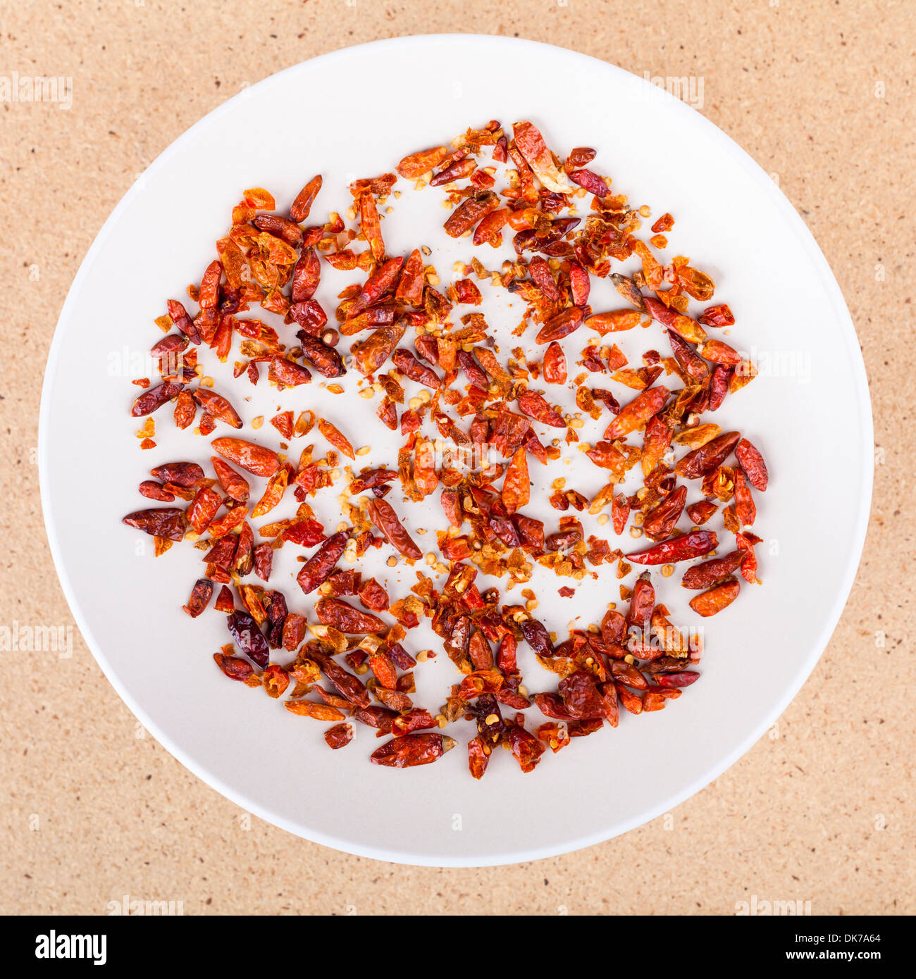 Getrocknete rote scharfe Chilischoten auf Platte, in hellem Holz Hintergrund. Stockfoto