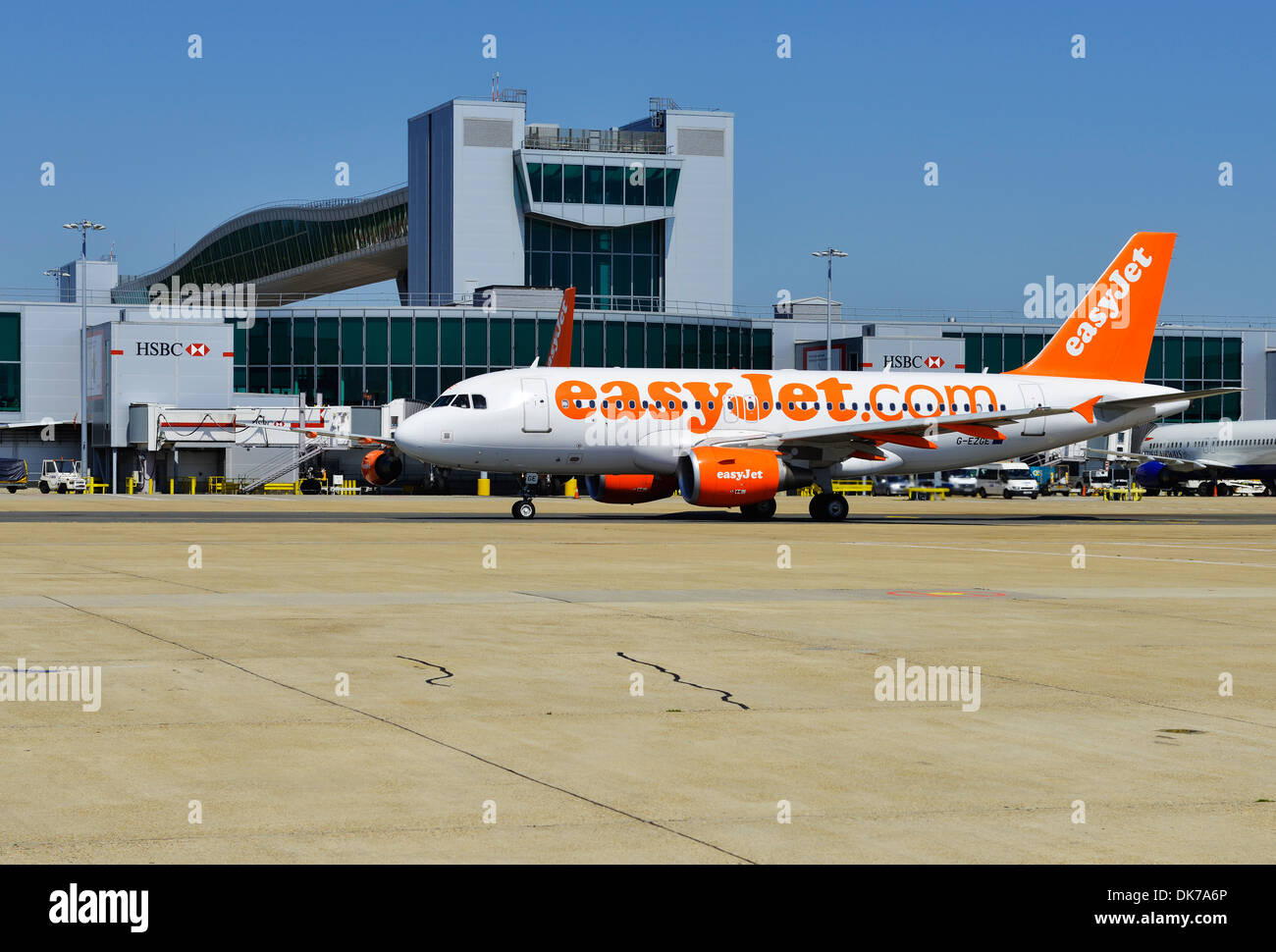 EasyJet Flugzeug, EasyJet Airline, EasyJet Flugzeug bei Gatwick Airport Terminal, London, England, UK Stockfoto