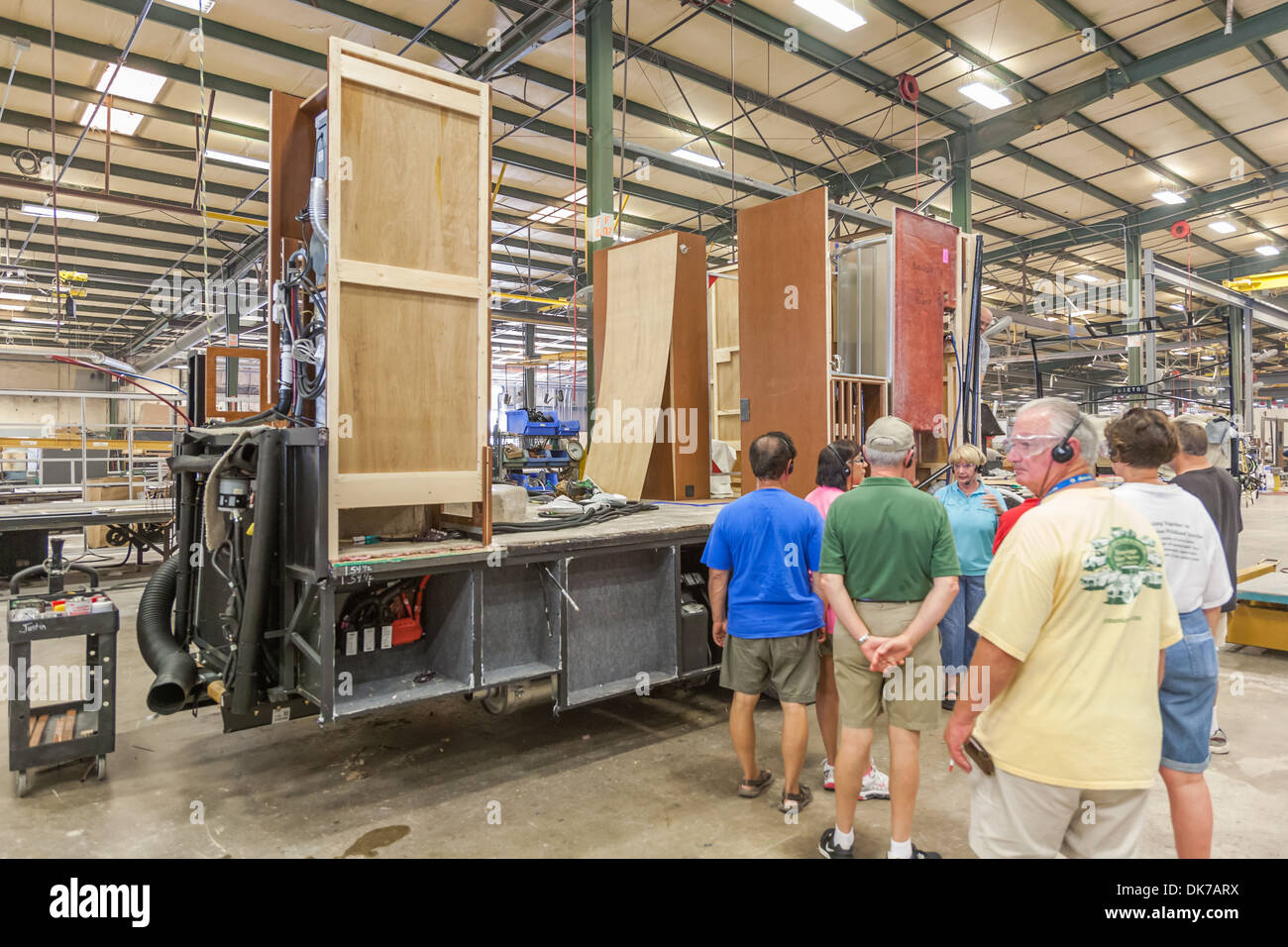 Besucher auf Tour Uhr Wohnmobil Abbund in Tiffin Wohnmobile Fabrik in Red Bay, Alabama, USA Stockfoto