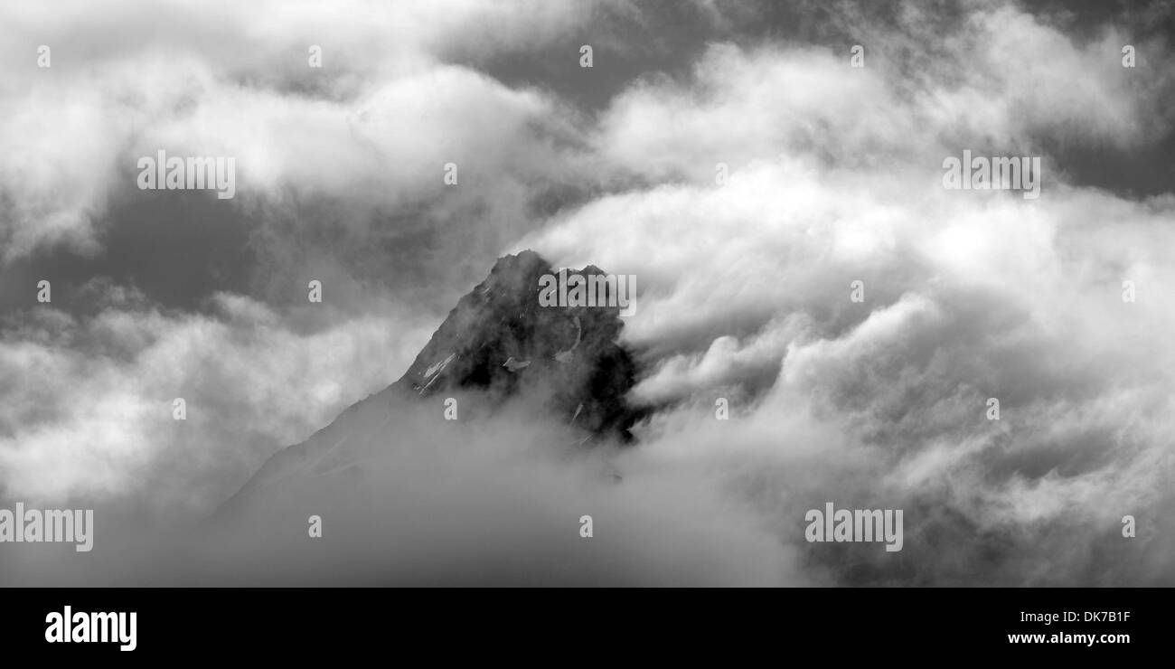 Mountain Top mit schweren Wolken über Blasen Stockfoto