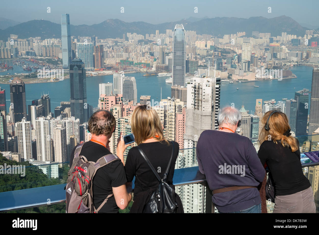 Touristen, die Aussicht auf Skyline von Hong Kong aus The Peak Stockfoto