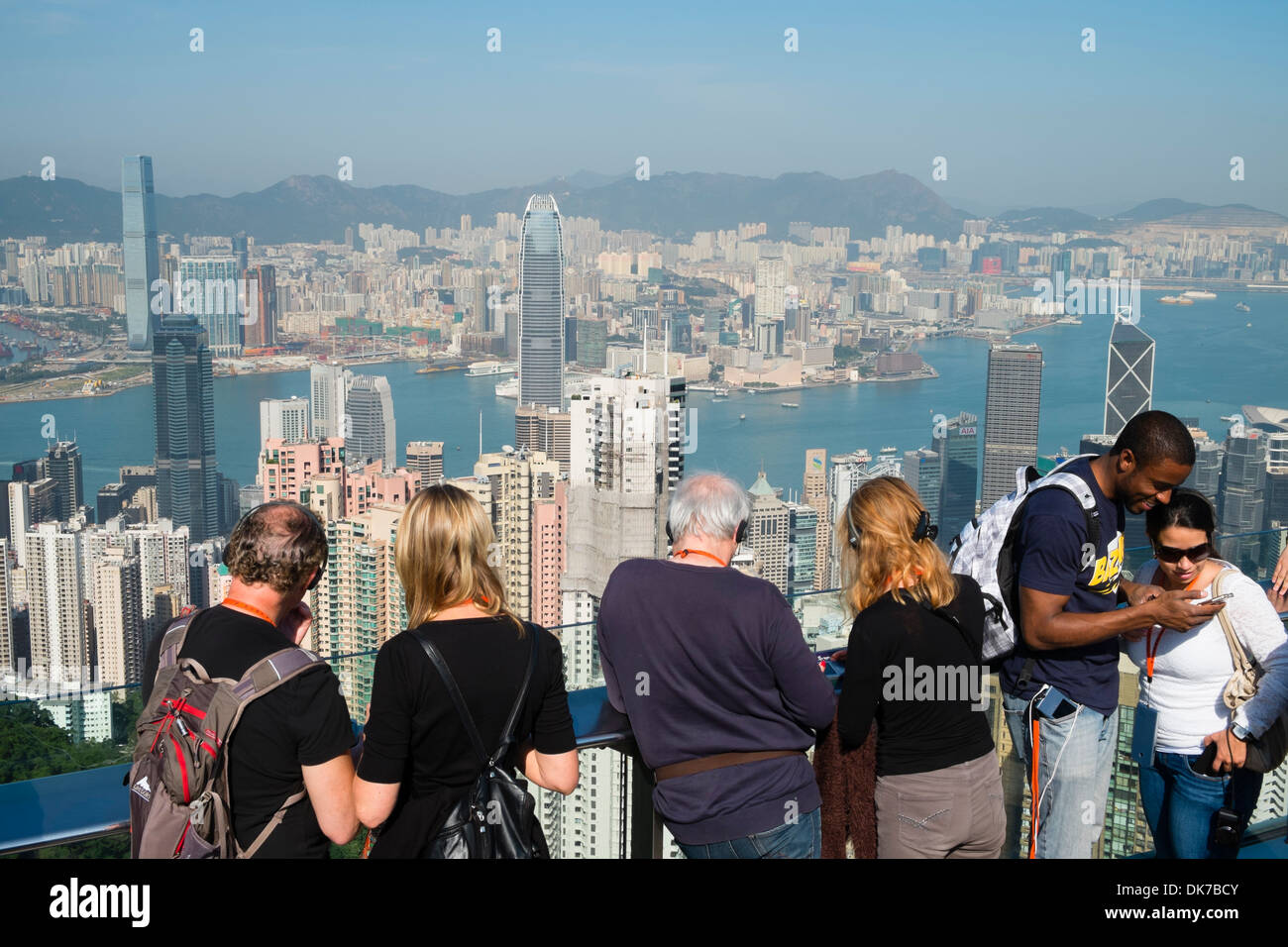 Touristen, die Aussicht auf Skyline von Hong Kong aus The Peak Stockfoto
