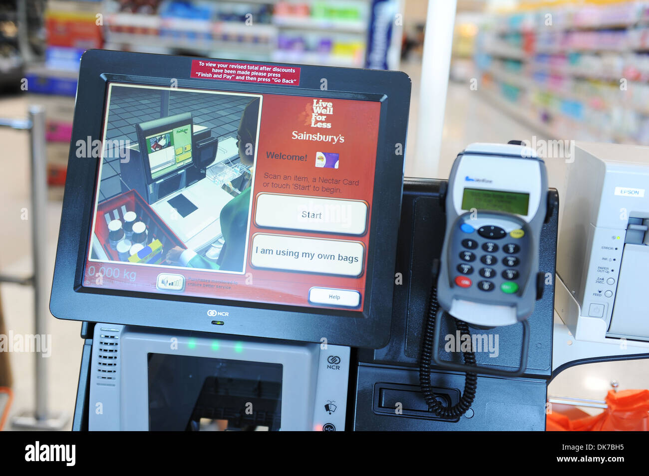 Self-Checkout Maschine, SB-Kasse oder Semi besuchte Kunde aktiviert Terminal (SACAT) Maschine, Sainsbury's, UK Stockfoto