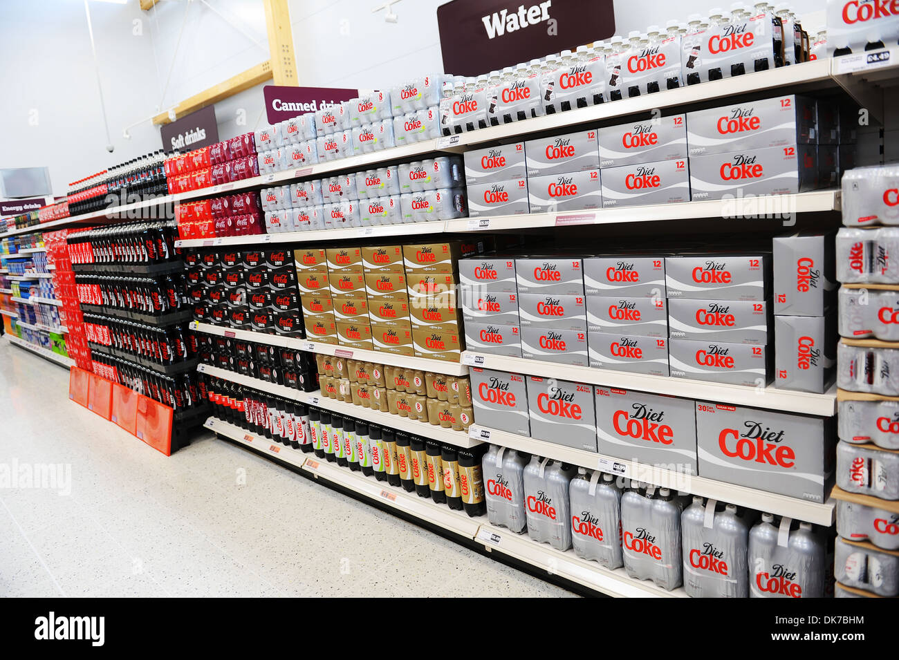 Supermarkt-Interieur zeigt Coca-Cola, England, UK Stockfoto