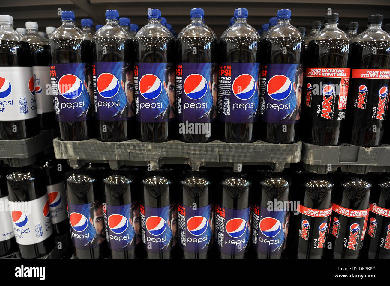 Supermarkt-Interieur zeigt Flaschen Pepsi, England, UK Stockfoto