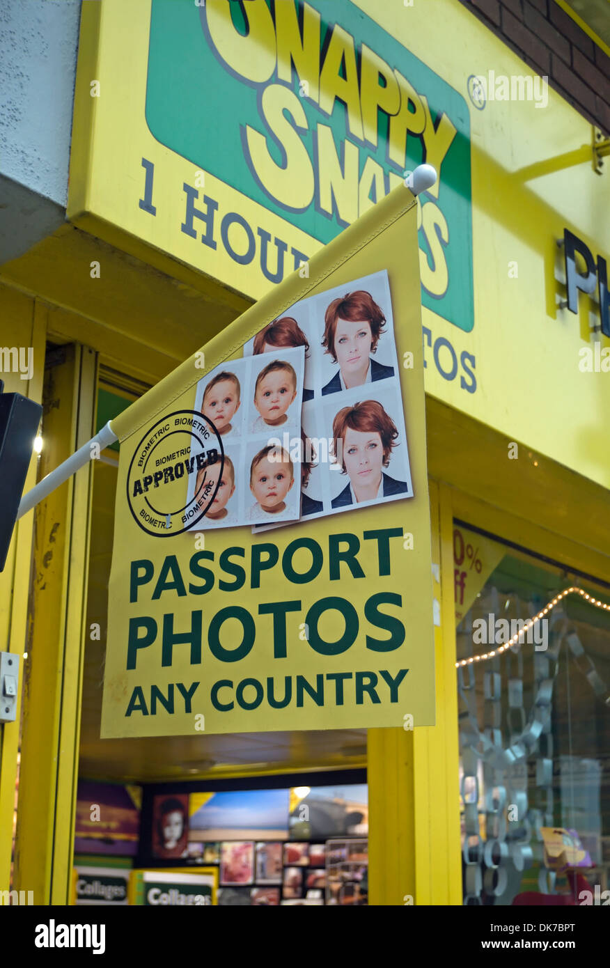 Melden Sie Werbung Passfotos für jedes Land, an einem Seitenarm des snappy Snaps in Kingston, Surrey, england Stockfoto