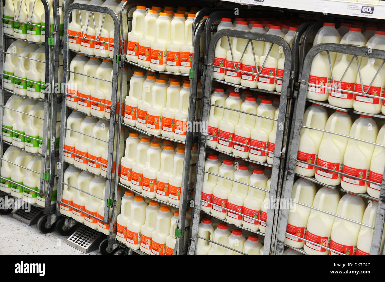 Supermarkt-Interieur zeigt Milch, England, UK Stockfoto