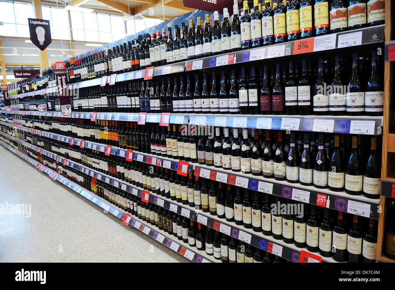 Supermarkt-Interieur zeigt Wein, England, UK Stockfoto