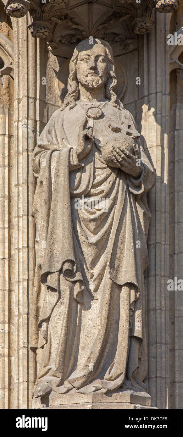 Antwerpen, Belgien - 4 SEPTEMBER: Jesus Christus Pantokrator-Statue auf dem Hauptportal der Kathedrale unserer lieben Frau Stockfoto