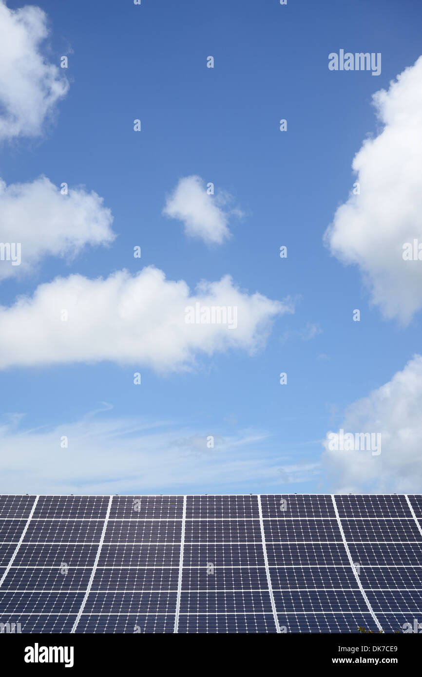 Sonnenlicht-Generation-System und blauer Himmel Stockfoto