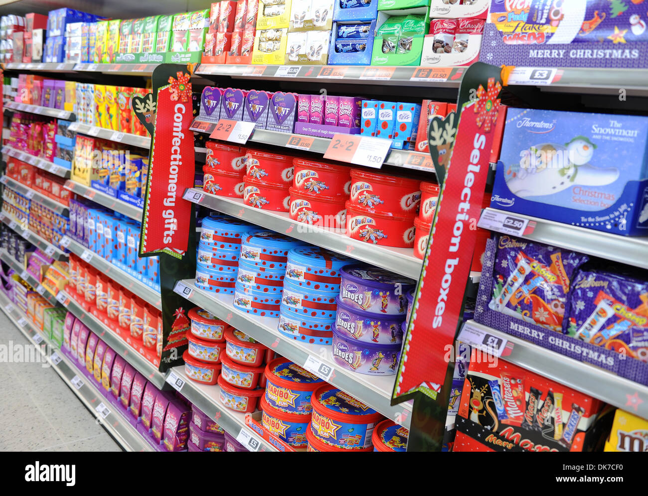 Supermarkt-Interieur zeigt Weihnachten Schokolade Auswahl-Boxen, England,  UK Stockfotografie - Alamy