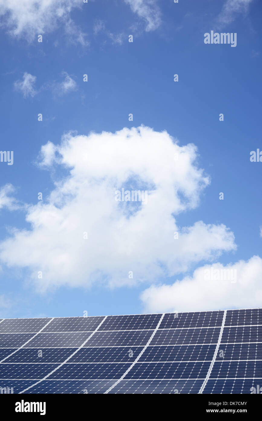 Sonnenlicht-Generation-System und blauer Himmel Stockfoto