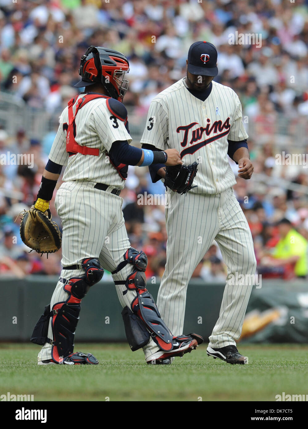 19. Juni 2011 - Minneapolis, Minnesota, Vereinigte Staaten von Amerika - 19. Juni 2011: Minnesota Twins Catcher Rene Rivera (32) spricht mit Minnesota Twins Pitcher Francisco Liriano (47) ab, während des 1. Innings des Spiels zwischen den Minnesota Twins und San Diego Padres im Zielfeld in Minneapolis, Minnesota. (Kredit-Bild: © Marilyn Indahl/Southcreek Global/ZUMAPRESS.com) Stockfoto