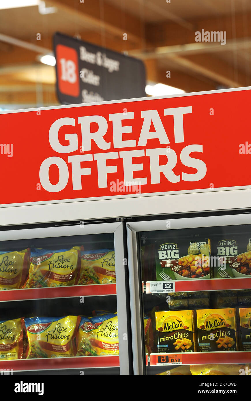 Supermarkt bietet Innenraum zeigt große anmelden, England, UK Stockfoto