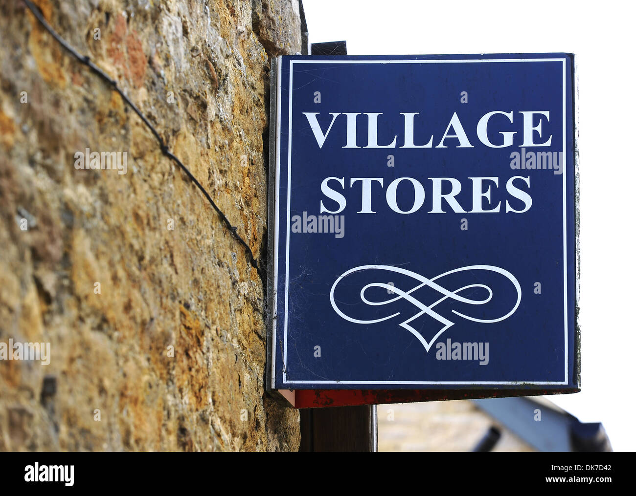 Dorf-Läden Schild, England, UK Stockfoto