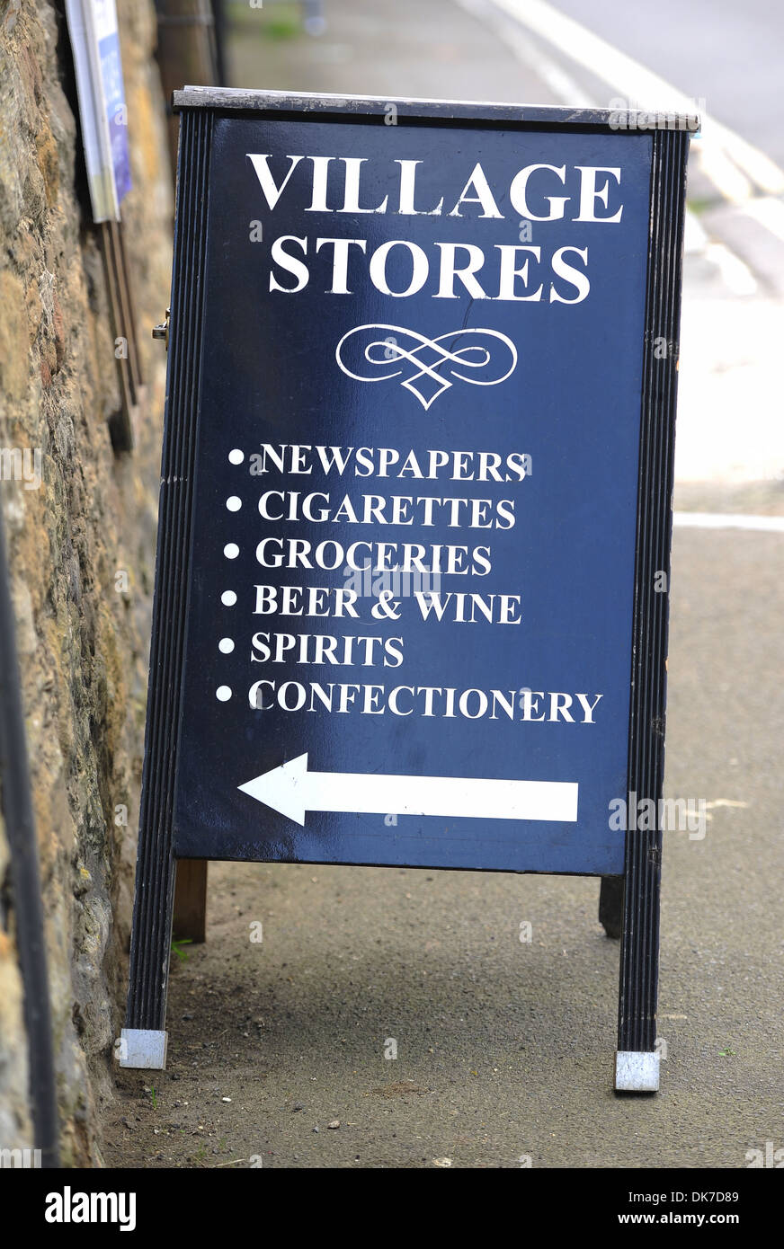 Dorf-Läden Schild, England, UK Stockfoto
