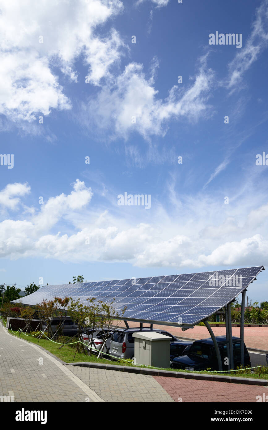 Sonnenlicht-Generation-System und blauer Himmel Stockfoto