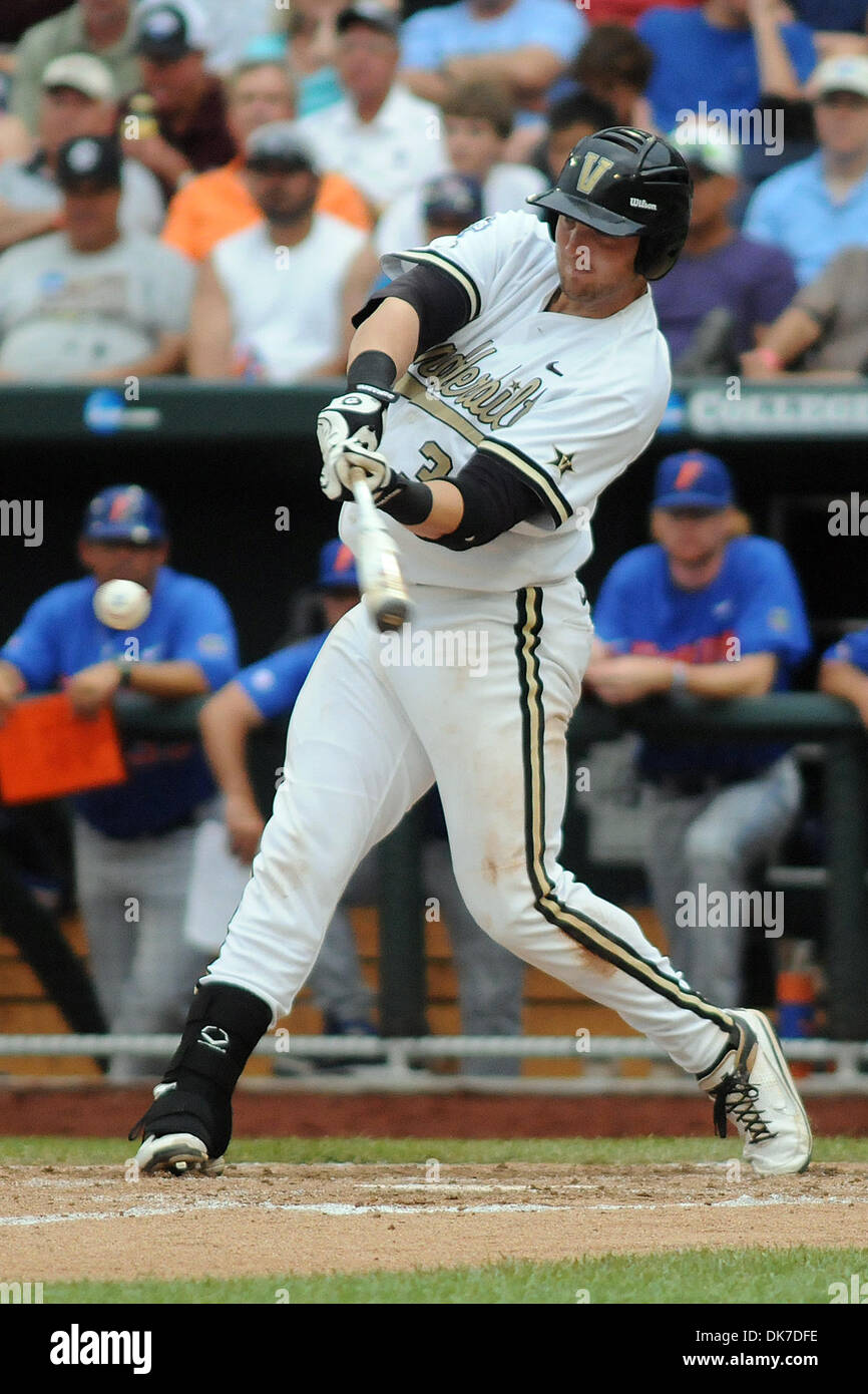 20. Juni 2011 - Omaha, Nebraska, USA - Aaron Westlake (36) bereitet zu Kontakt. Das Spiel wurde mit Florida führenden Vanderbilt 3-1 ausgesetzt. Das Spiel wird Dienstag abgeschlossen sein. (Kredit-Bild: © Steven Branscombe/Southcreek Global/ZUMApress.com) Stockfoto