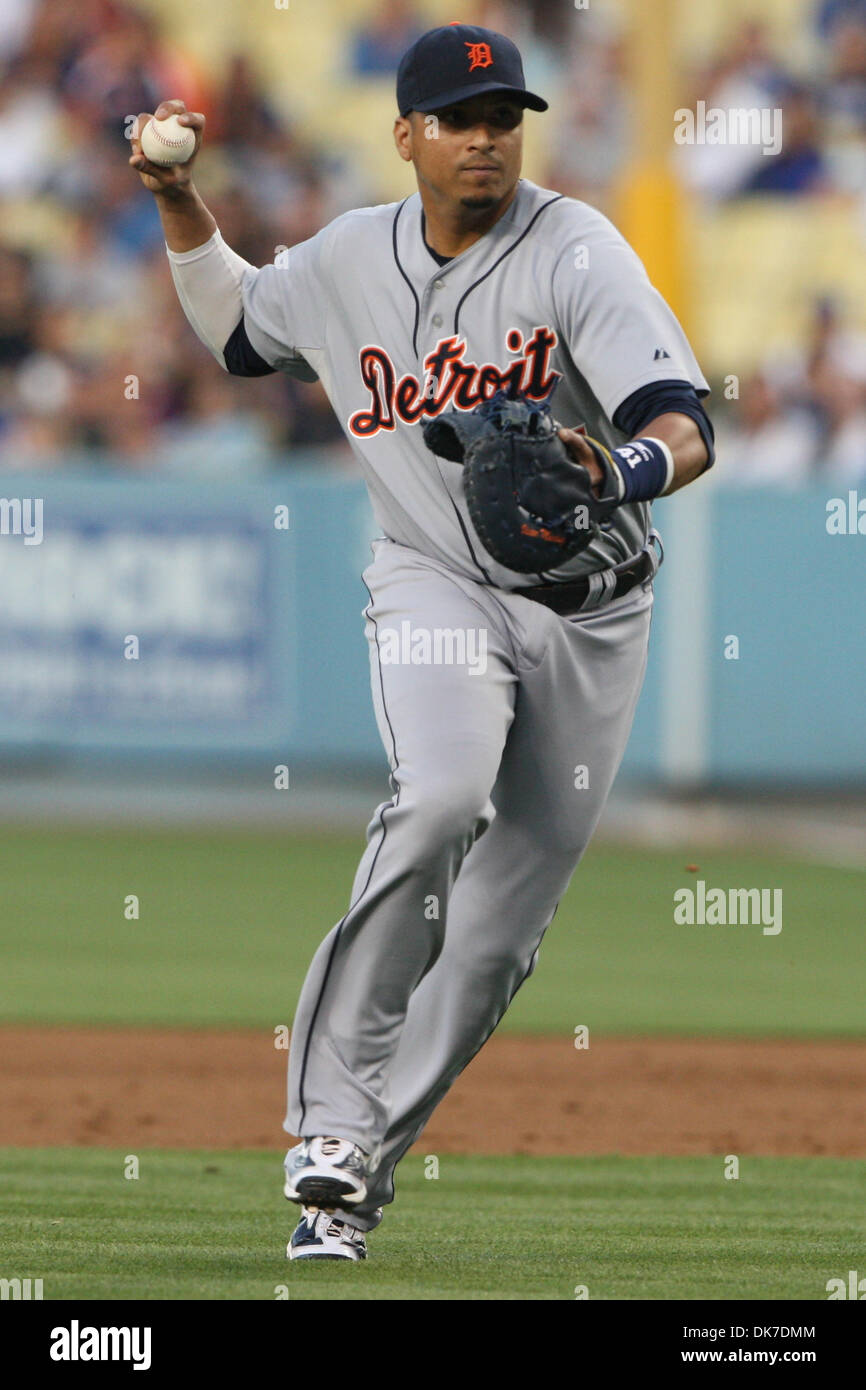 21. Juni 2011 - Los Angeles, California, Vereinigte Staaten von Amerika - Detroit Tigers erster Basisspieler Victor Martinez (41) hebt eine Boden-Ball und wirft auf die Platte, während eine Inter-Liga Spiel zwischen den, Detroit Tigers und die Los Angeles Dodgers im Dodger Stadium. (Kredit-Bild: © Tony Leon/Southcreek Global/ZUMAPRESS.com) Stockfoto